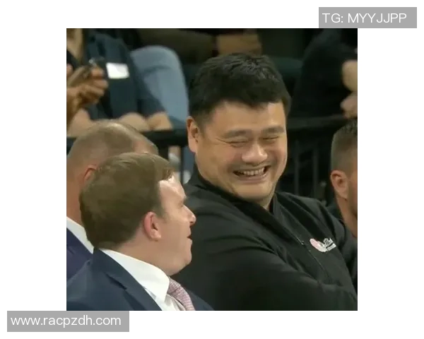 姚明在波兰赛场上的精彩瞬间与独特表情引发的热议与反响