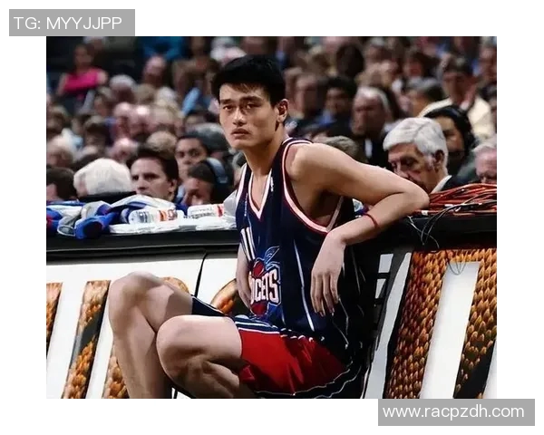 姚明街头行走引发热议球迷纷纷围观感受巨星魅力与亲民风范 姚明街头行走引发热议球迷纷纷围观感受巨星魅力与亲民风范